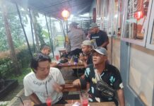 Babinsa dan Babinkamtibmas Desa Jayamekar laksanakan Komsos (Komunikasi Sosial) bersama para Pemuda di Wilayah Binaan