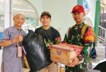 Sub Kogartap 0606/Bogor bersama PPM Kab Bogor bagikan Nasi bungkus dan pakaian layak pakai di Lokasi Banjir Gunung Putri