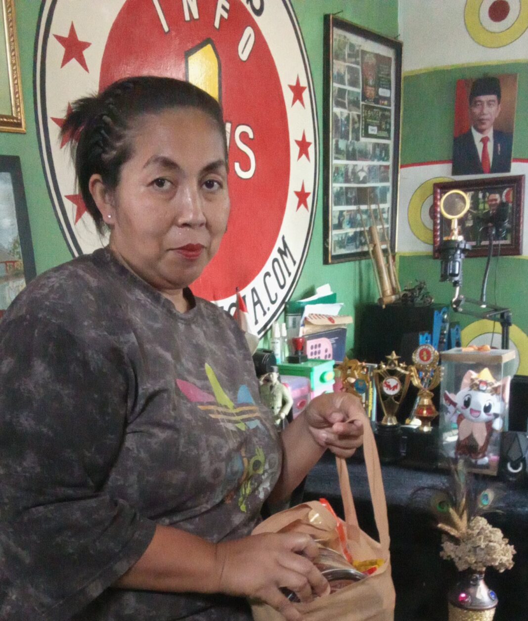 Berbagi Kebahagiaan Jelang Idul Fitri , Pimred Media IiNews Bagikan Bingkisan Lebaran di Lingkungan Redaksi