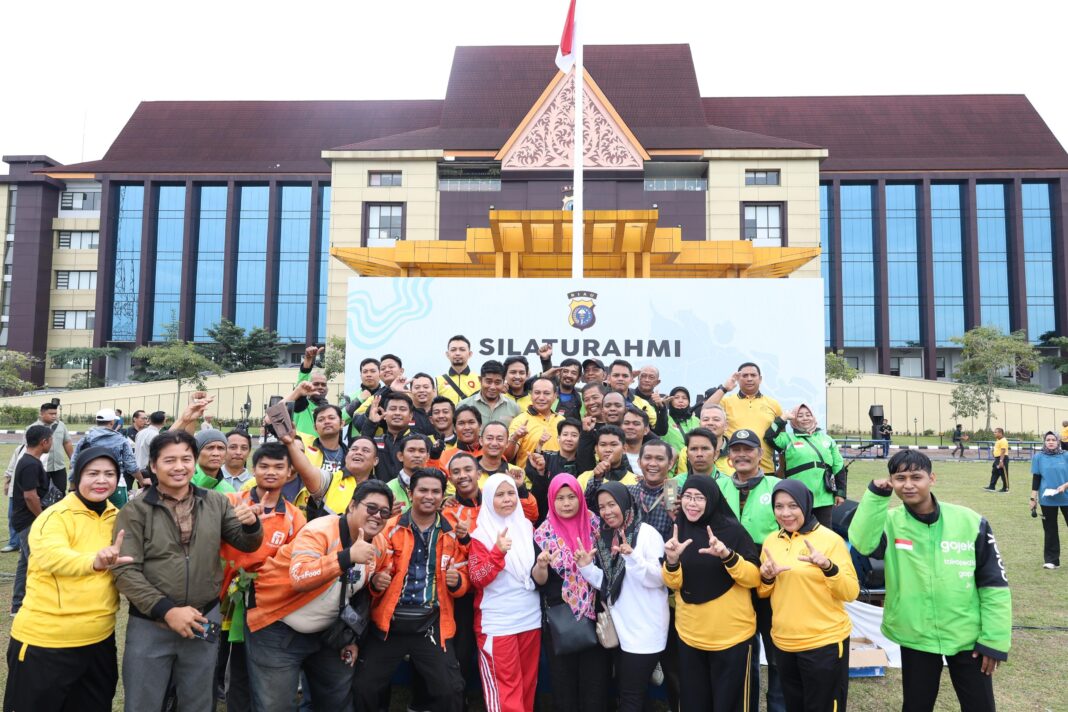 Dalam Rangka Memperkuat Silaturahmi, Polisi dan Ojol Olahraga dan Makan bersama di Polda Riau